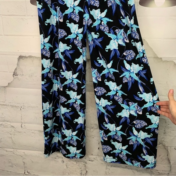Chico’s Wrinkle-Free Floral Pants. - Picture 2 of 5